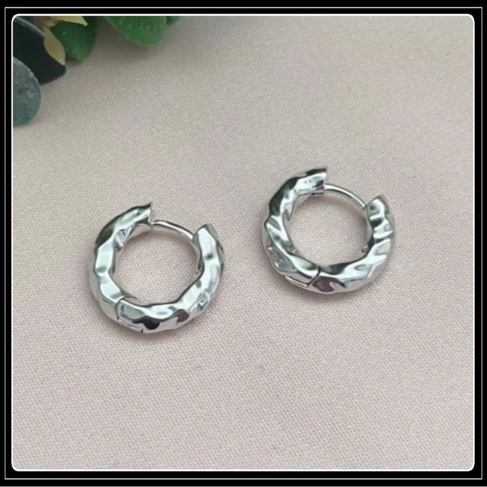 NEW GOLD NUGGET CHUNKY MOD TEXTURED HUGGIE HOOP EARRINGS - Picture 5 of 7